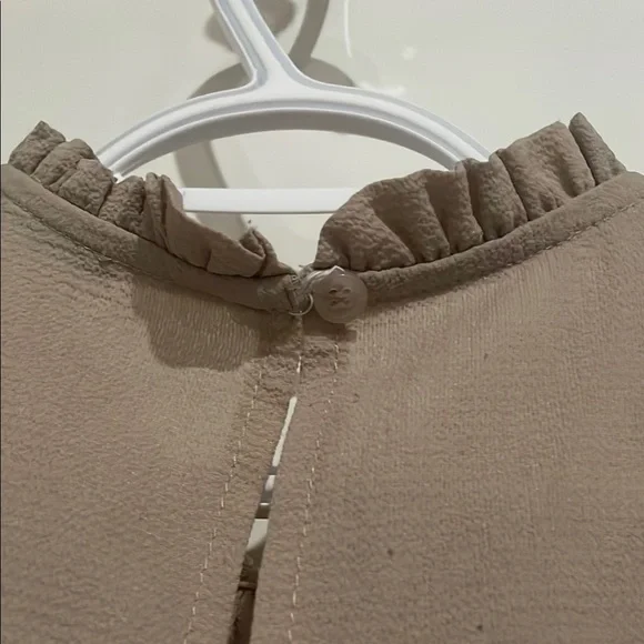 3/$20 Boohoo Brown Ruffled Long Sleeve Blouse - Picture 5 of 6